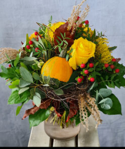 Rund gebundener Herbststrauß mit vielen Blüten orange-gelb